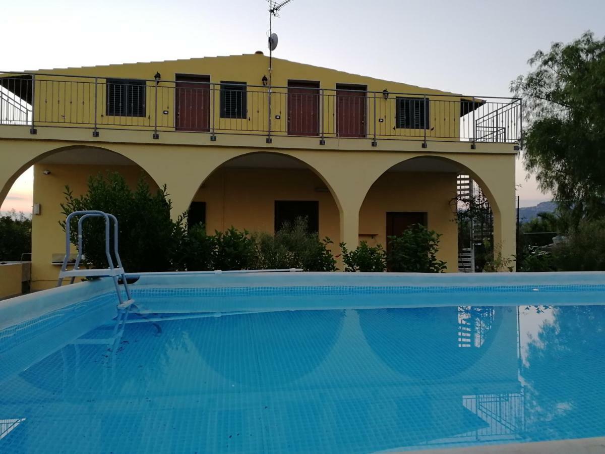 Villa Sole - Finaiti - Appartamento Per Turisti Floridia Bagian luar foto
