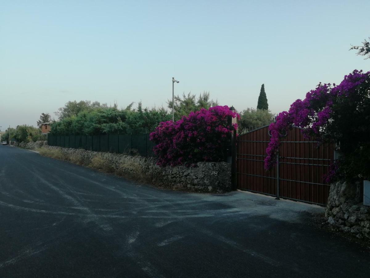 Villa Sole - Finaiti - Appartamento Per Turisti Floridia Bagian luar foto